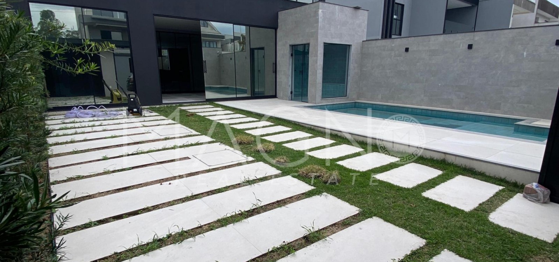 Linda Casa com 4 Suítes.