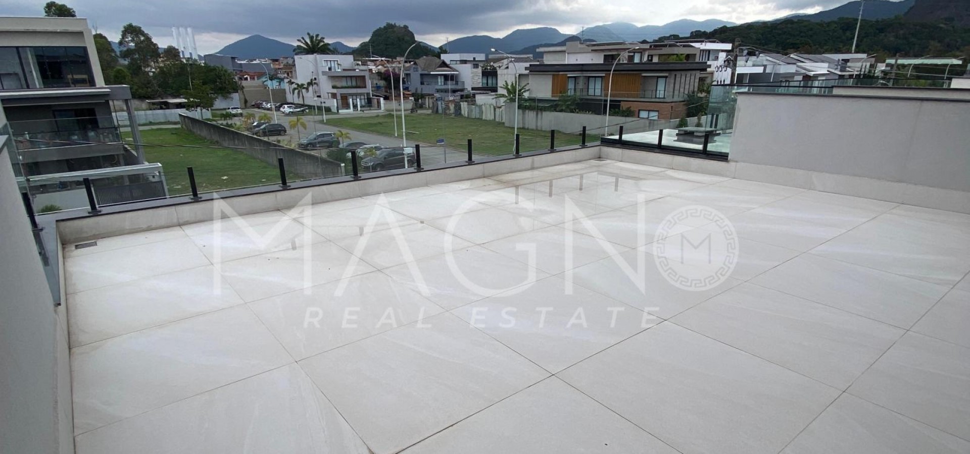 Linda Casa com 4 Suítes.